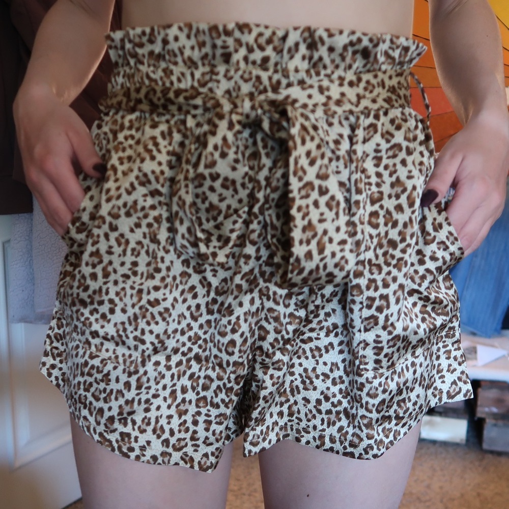 Tie up leopard printed shorts